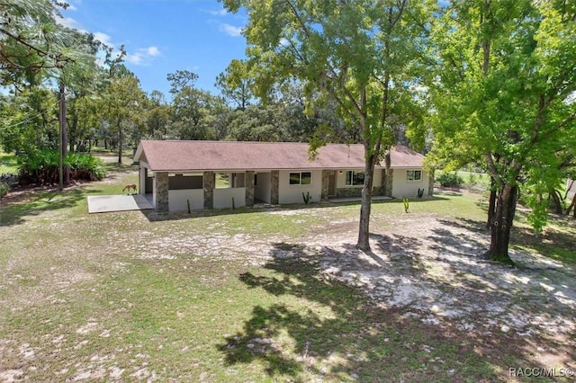 single story home with a front lawn