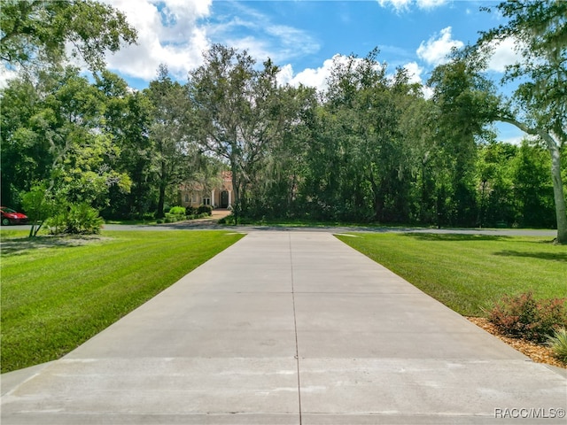 view of property's community featuring a lawn