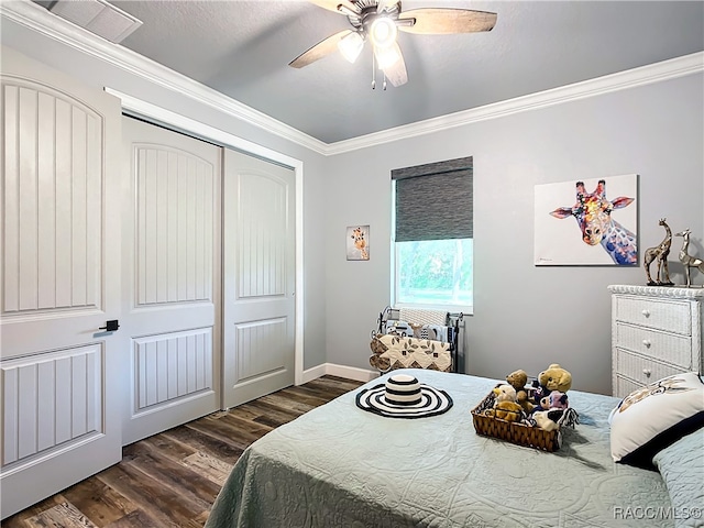 bedroom with dark hardwood / wood-style floors, a closet, crown molding, and ceiling fan