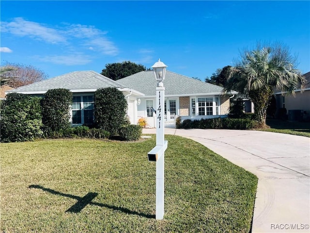 single story home featuring a front yard