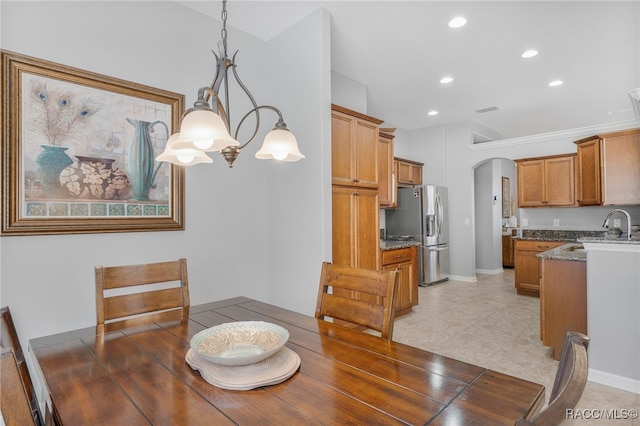 dining space featuring arched walkways, baseboards, visible vents, and recessed lighting