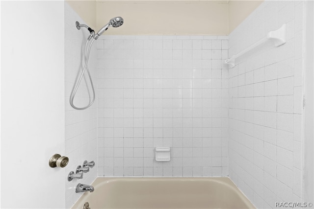 bathroom with tiled shower / bath