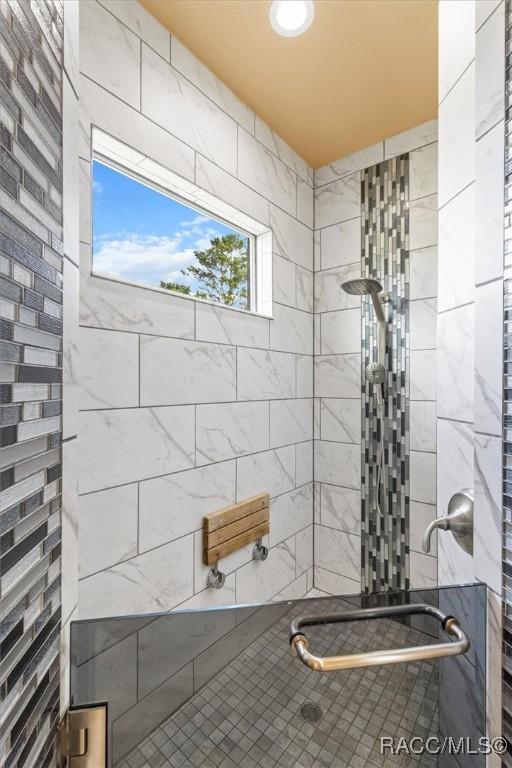 5061 W Oakhill St, Dunnellon, FL 34433 - bathroom with a tile shower