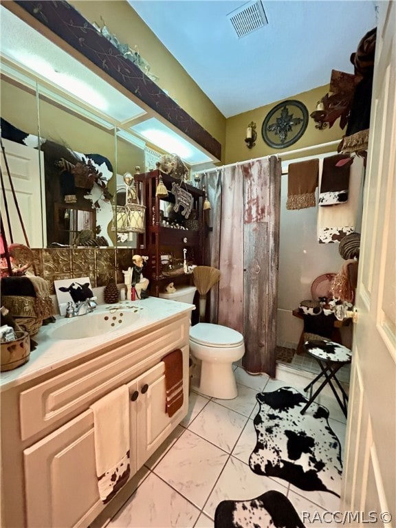 bathroom with a shower with shower curtain, vanity, and toilet