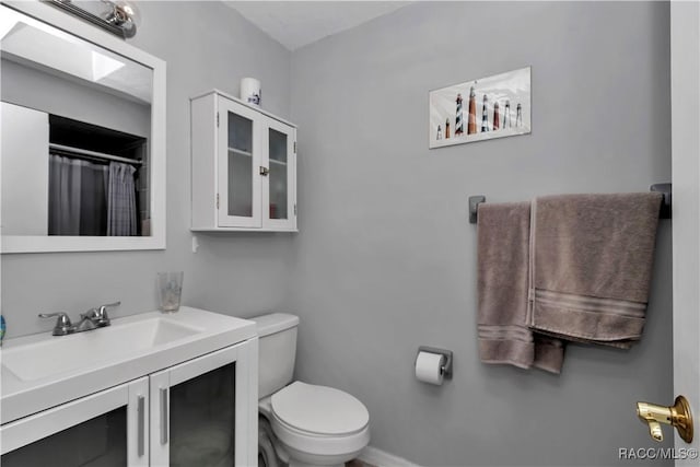 9844 SW 198th Cir, Dunnellon, FL 34432 - bathroom with vanity, curtained shower, and toilet