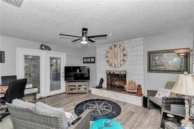 9844 SW 198th Cir, Dunnellon, FL 34432 - living area featuring ceiling fan, visible vents, wood finished floors, and a textured ceiling