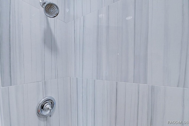 room details featuring a tile shower