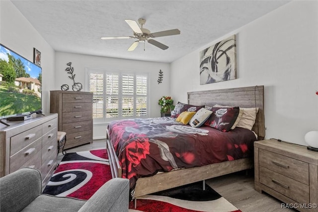 1631 N Dalary Pt, Crystal River, FL 34429 - bedroom featuring light wood-style floors, ceiling fan, and a textured ceiling