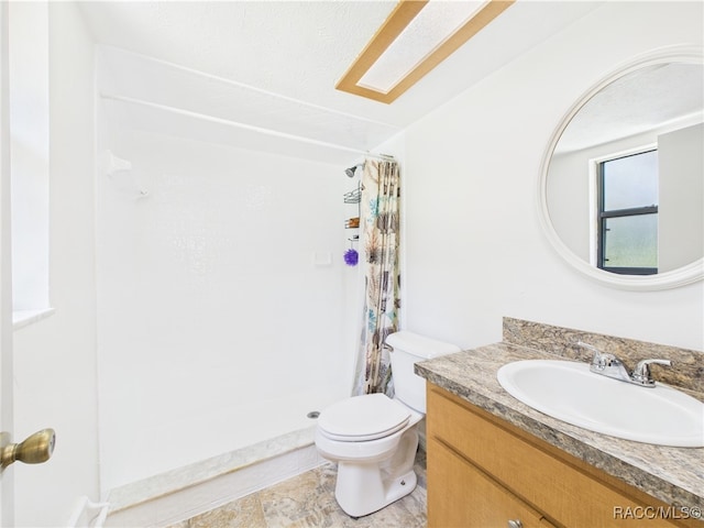 896 N Hollywood Cir, Crystal River, FL 34429 - bathroom with toilet, curtained shower, and vanity