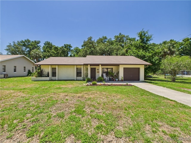896 N Hollywood Cir, Crystal River, FL 34429 - ranch-style house featuring an attached garage, a front lawn, and driveway