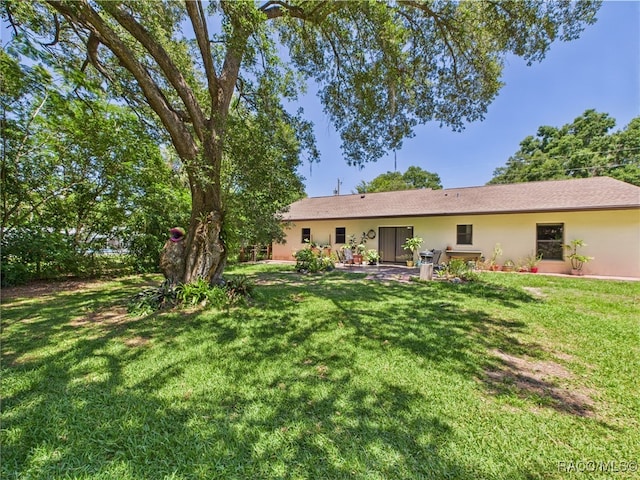896 N Hollywood Cir, Crystal River, FL 34429 - rear view of house featuring a yard and stucco siding