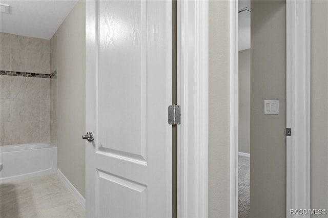 bathroom featuring tiled shower / bath combo