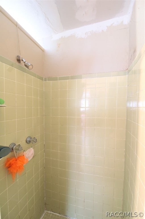 bathroom featuring tiled shower