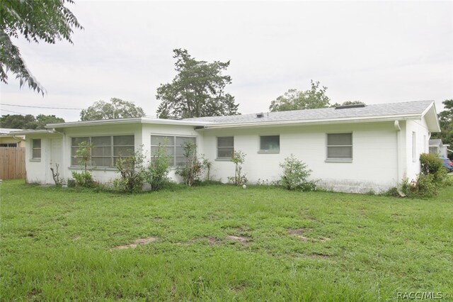 view of front facade with a front yard