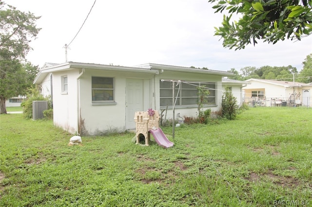 back of house featuring a lawn