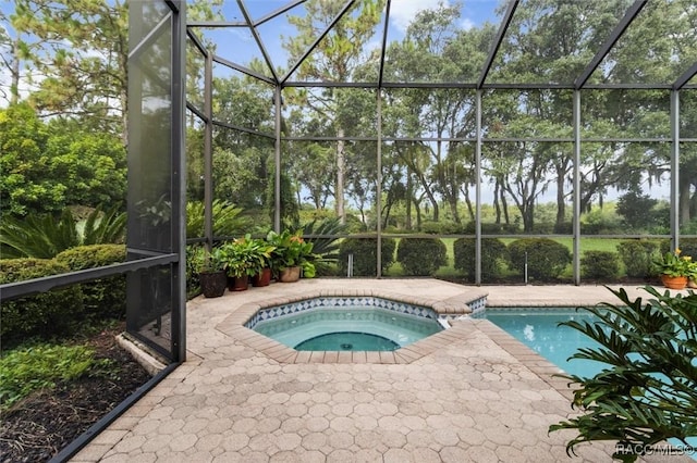 3915 N Grayhawk Loop, Lecanto, FL 34461 - swimming pool with an in-ground hot tub, a lanai, view of scattered trees, and a patio area