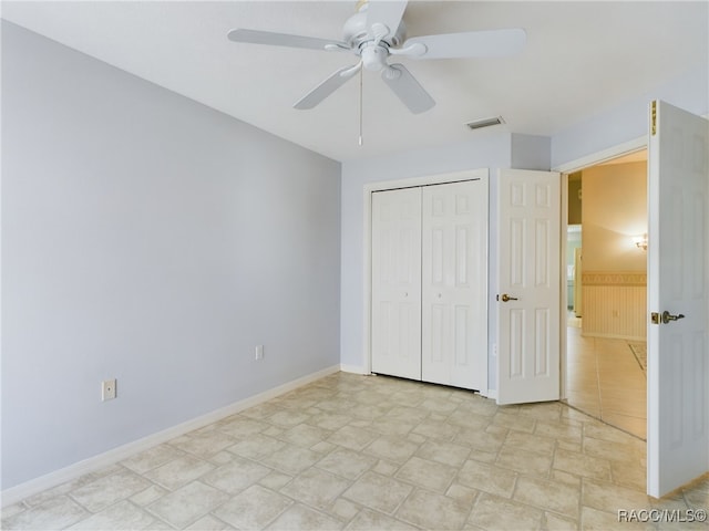 unfurnished bedroom featuring ceiling fan and a closet