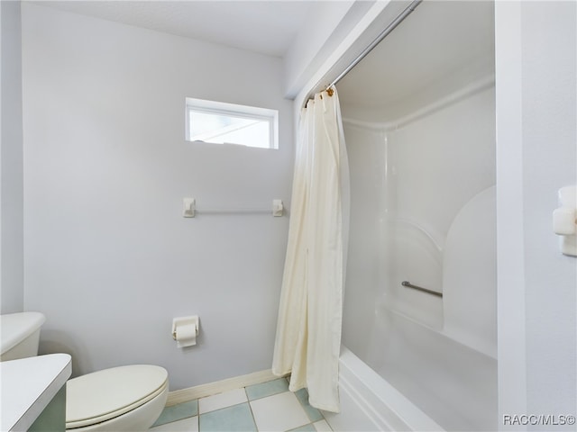 bathroom featuring toilet and shower / tub combo