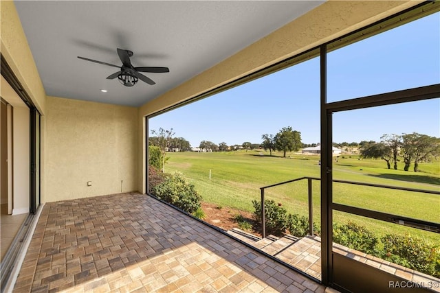 sunroom with ceiling fan