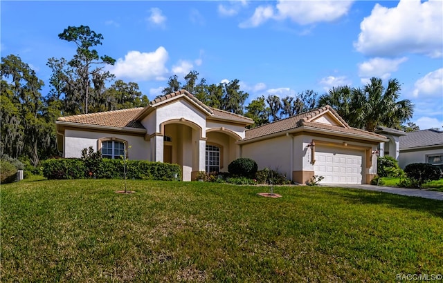 view of front of house featuring a front lawn and a garage