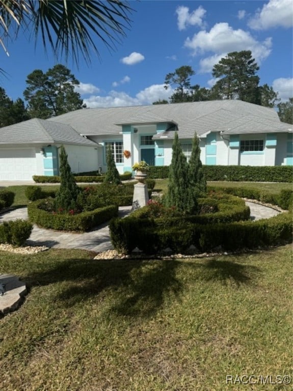 view of front facade featuring a front lawn and a garage