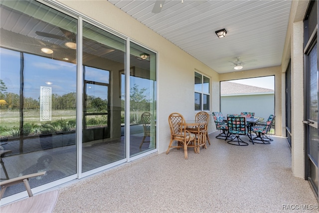 sunroom with ceiling fan