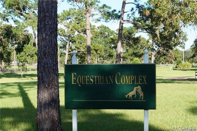 community sign with a lawn