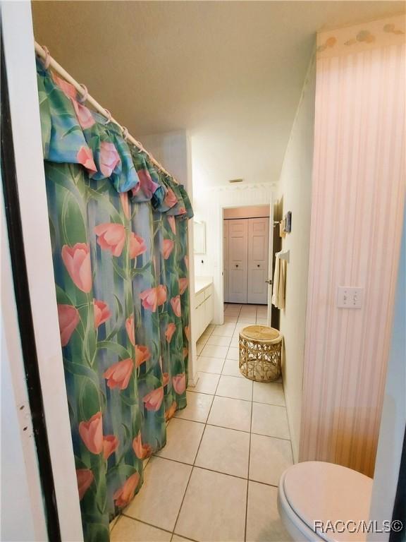 9120 SW 193rd Cir, Dunnellon, FL 34432 - carpeted living area featuring ceiling fan