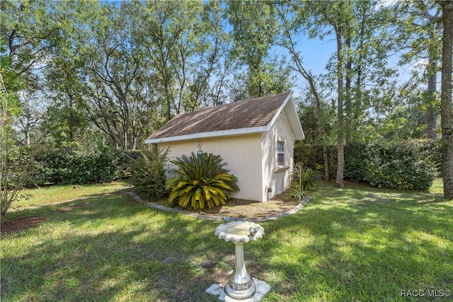 view of yard featuring an outbuilding