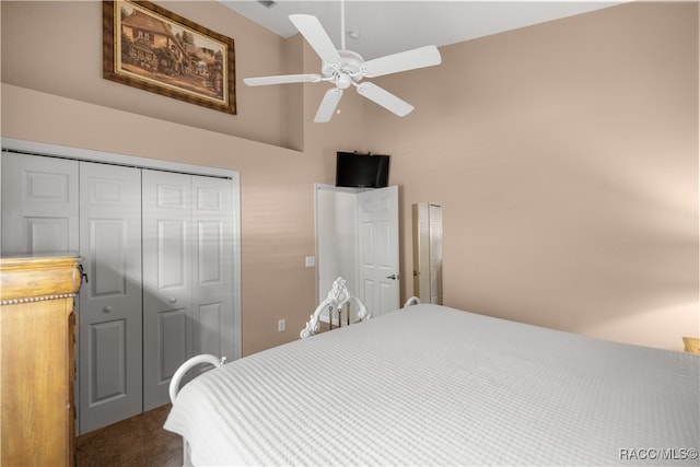 bedroom featuring a towering ceiling, carpet floors, a closet, and ceiling fan