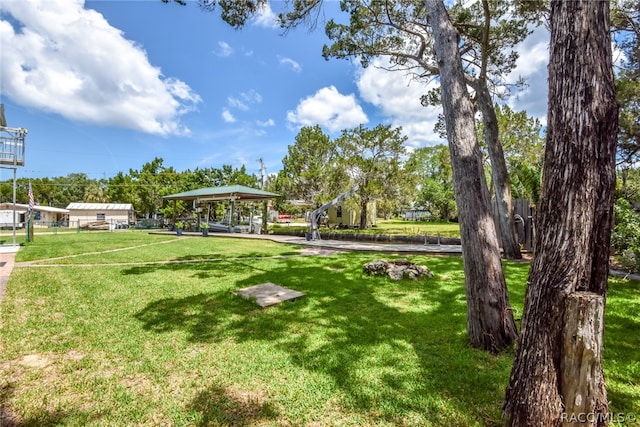 view of property's community featuring a lawn