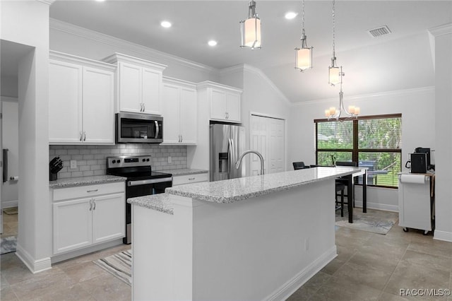 2797 N Hythe Pt, Hernando, FL 34442 - kitchen with stainless steel appliances, an island with sink, white cabinetry, backsplash, and baseboards