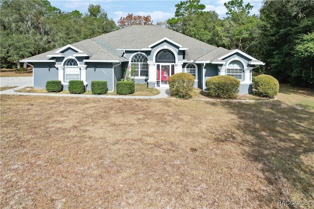 single story home with a front lawn