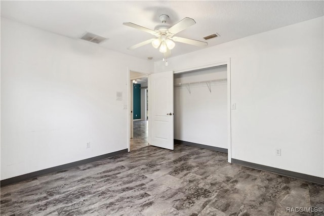 unfurnished bedroom with ceiling fan and a closet