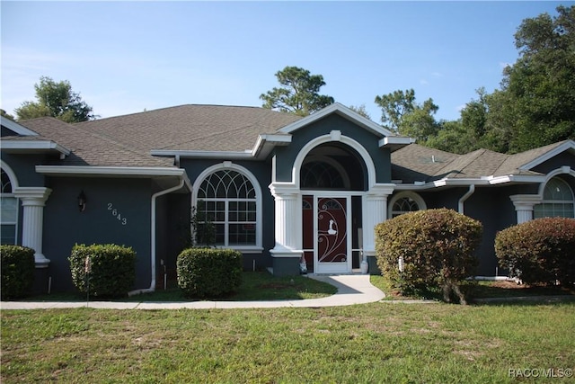 view of front of property with a front yard