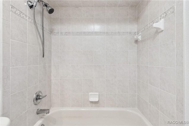 bathroom featuring tiled shower / bath combo