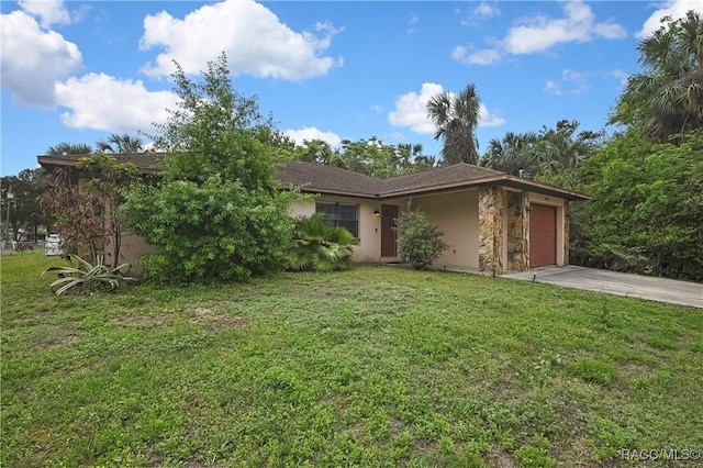 4055 N Little Hawk Pt, Crystal River, FL 34428 - view of front of house with stucco siding, an attached garage, a front yard, and driveway