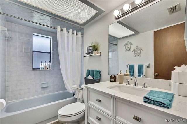 4055 N Little Hawk Pt, Crystal River, FL 34428 - bathroom featuring shower / tub combo with curtain, visible vents, toilet, and vanity