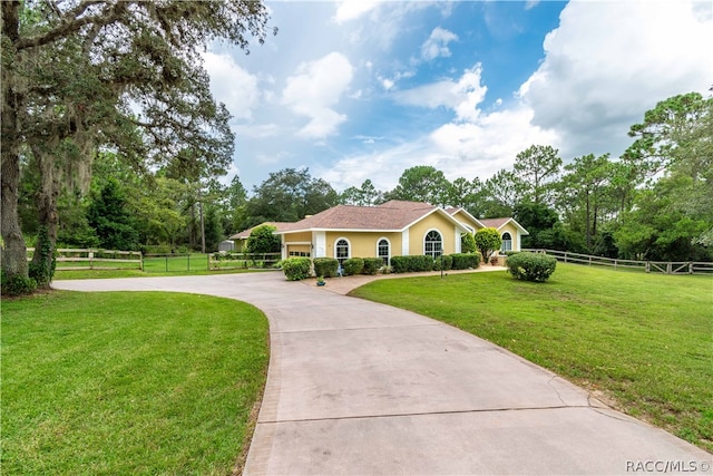 view of front of property featuring a front yard