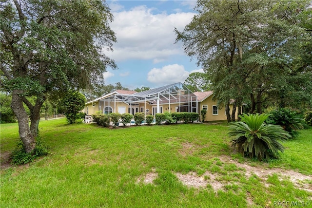 view of yard with a lanai