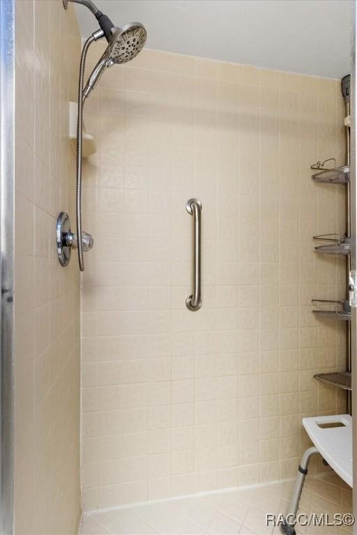 bathroom featuring tiled shower