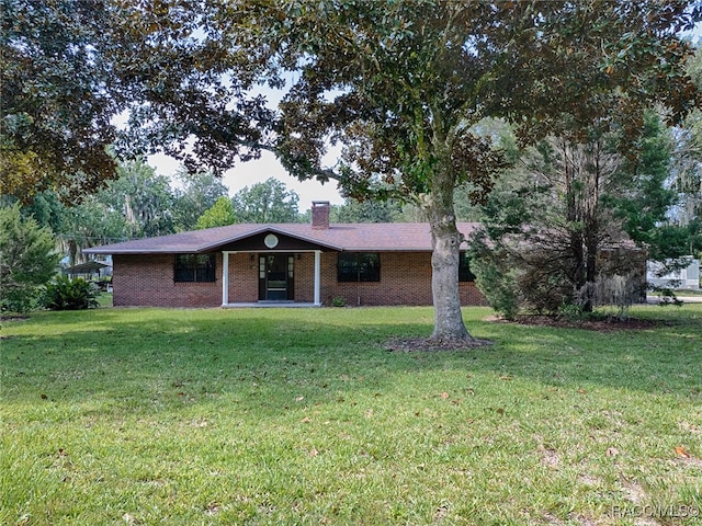 single story home with a front lawn