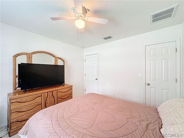 bedroom featuring ceiling fan and a textured ceiling