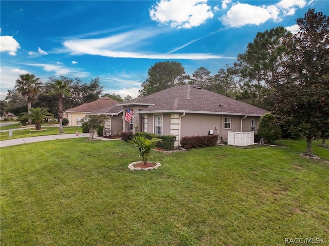 view of front of property featuring a front yard