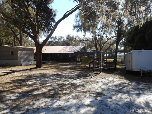 view of yard featuring a storage unit