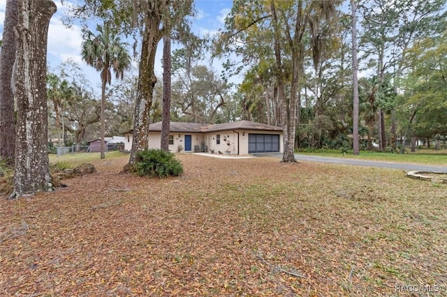 view of front of property featuring a garage and driveway