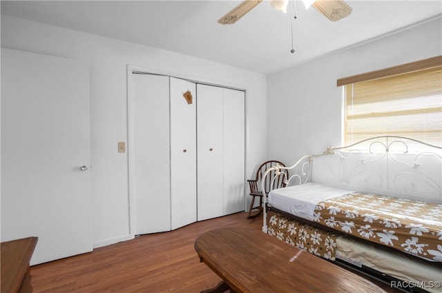 bedroom featuring hardwood / wood-style floors, ceiling fan, and a closet