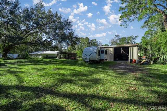 view of yard featuring an outdoor structure