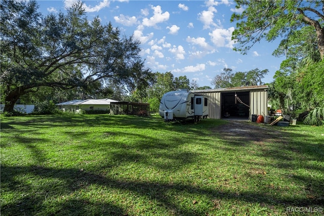 view of yard featuring an outbuilding