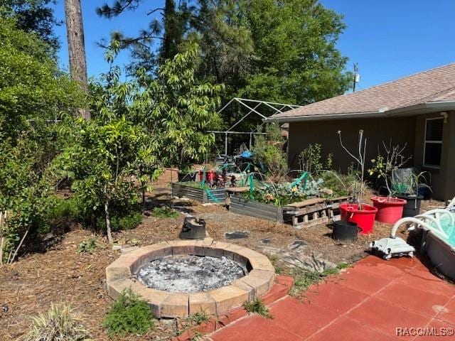 view of yard featuring a garden